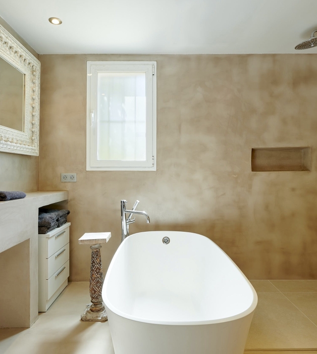 Resa Estates Ibiza for sale te koop Casa Rui Tourist license sta Eularia bathroom tub.jpg